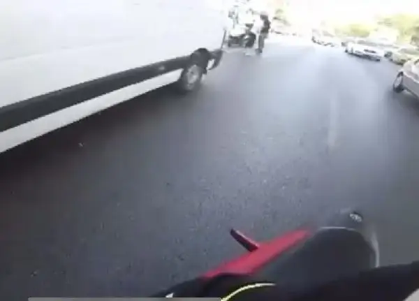 SARIYER'DE SOPANIN UCUNA BAĞLADIĞI BIÇAKLA MOTOSİKLETLİYE SALDIRDI