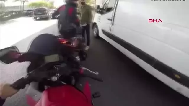 SARIYER'DE SOPANIN UCUNA BAĞLADIĞI BIÇAKLA MOTOSİKLETLİYE SALDIRDI