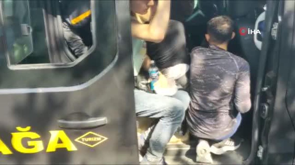 Sultangazi'de zabıtanın durdurduğu minibüste 19 kaçak göçmen yakalandı