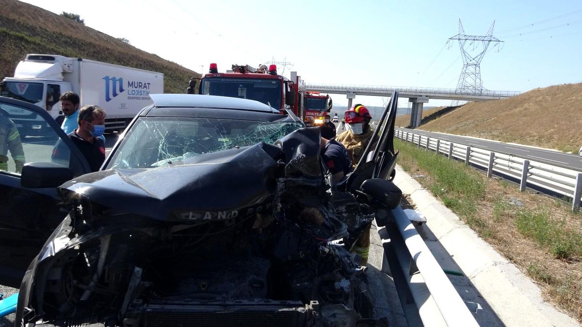 Tuzla'da lüks cip ile kamyonet birbirine girdi: 2 yaralı