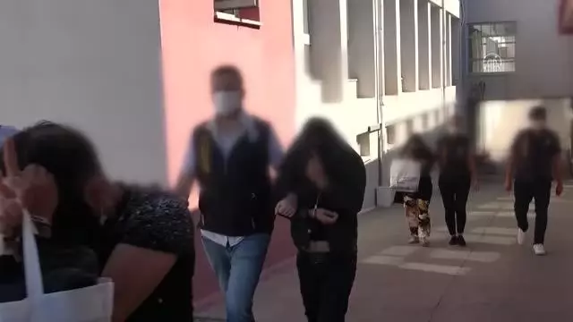 Ucuz cep telefonu vaadiyle dolandırıcılık yaptığı öne sürülen 4 kişi tutuklandı