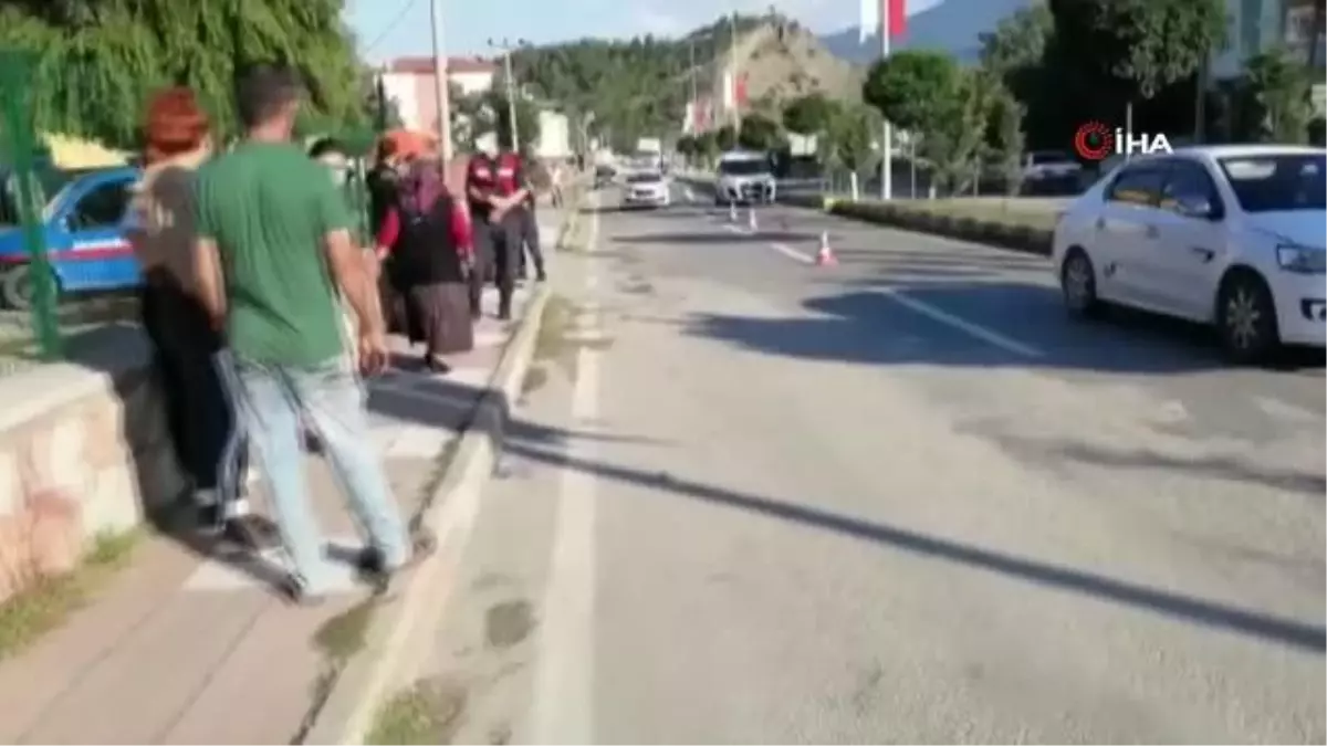 Yolun karşısına geçmeye çalışan çocuğa otomobil çarptı