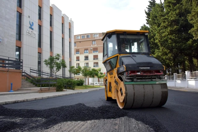 Aliağa Belediyesi sıcak asfalt serim çalışmalarını sürdürüyor