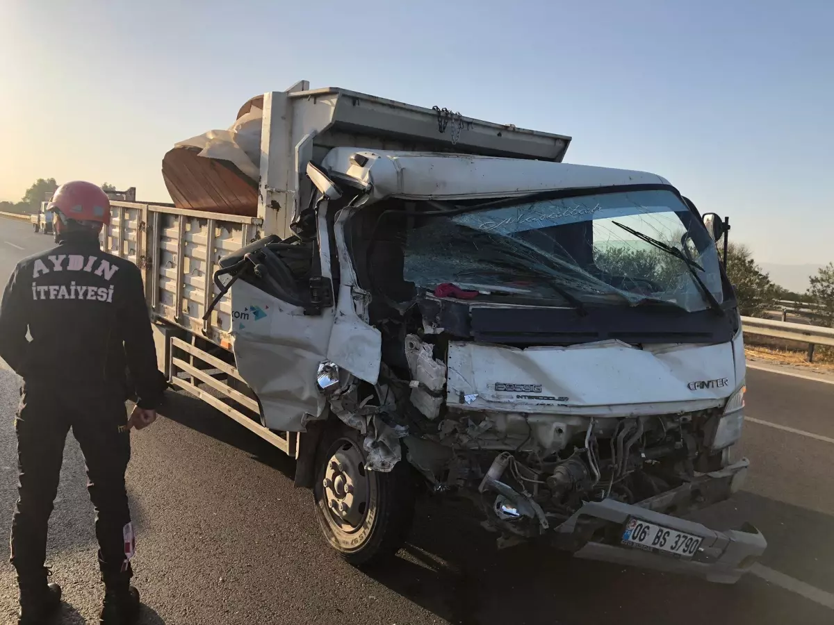Aydın'da kamyonetle minibüsün çarpıştığı kazada 2 kişi yaralandı