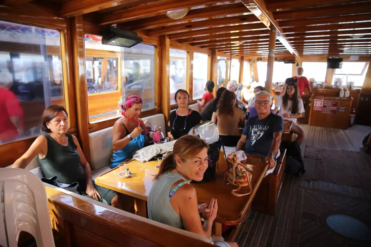 Bodrum'da mavi tura çıkan işitme engelliler koyları gezdi