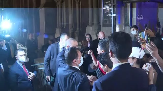 Cumhurbaşkanı Erdoğan New York'ta kaldığı otelin önüne gelen Türklerle selamlaştı
