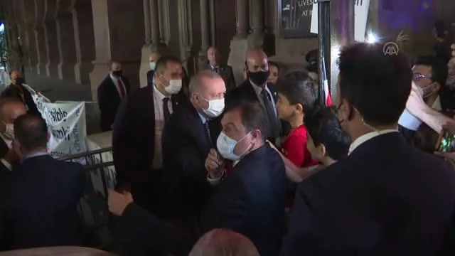 Cumhurbaşkanı Erdoğan New York'ta kaldığı otelin önüne gelen Türklerle selamlaştı