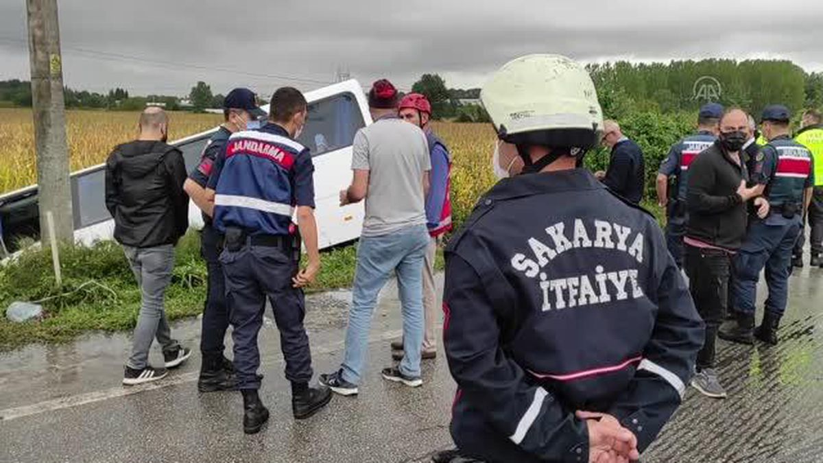 devrilen yolcu midibusundeki 7 kisi yaralandi 14409134 amp