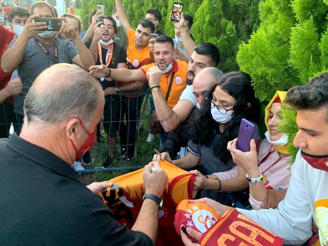 Galatasaray taraftarı, tenkitlerin odağındaki Fatih Terim'in eline yapışıp resmen yalvardı: Sakın grubu bırakmayın