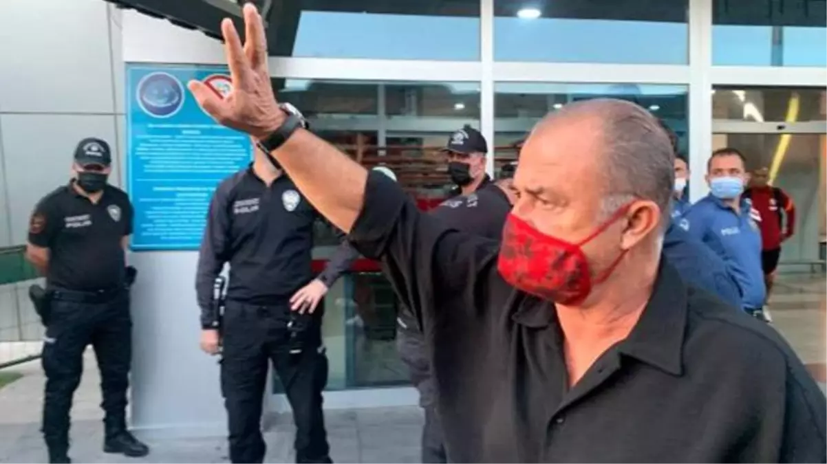 Galatasaray taraftarı, eleştirilerin odağındaki Fatih Terim'in eline yapışıp resmen yalvardı: Sakın takımı bırakmayın