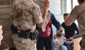 İşten çıkarılan iki fabrika çalışanı, güvenlik görevlisini bıçak ve satırla rehin aldı