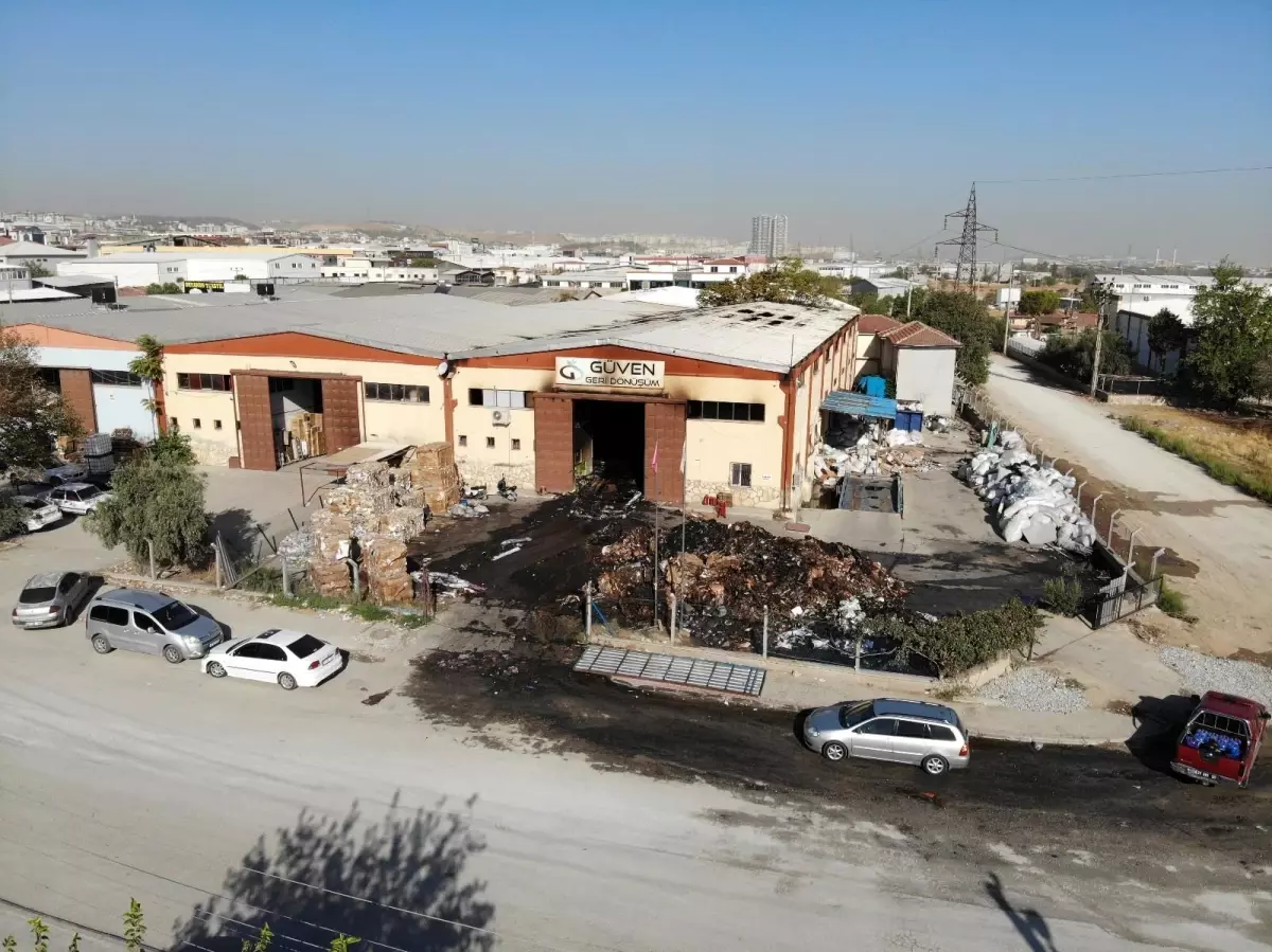 Küle dönen geri dönüşüm fabrikasında temizlik çalışmaları başladı