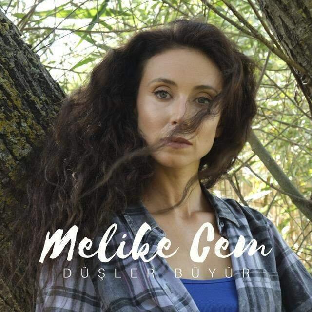 MELİKE CEM 'DÜŞLER BÜYÜR' ALBÜMÜ VE FARKLI SES RENGİ İLE DİNLEYENLERİ MASALSI BİR YOLCULUĞA DAVET EDİYOR MELİKE CEM 'DÜŞLER BÜYÜR' ALBÜMÜ VE FARKLI SES RENGİ İLE DİNLEYENLERİ MASALSI BİR YOLCULUĞA DAVET EDİYOR
