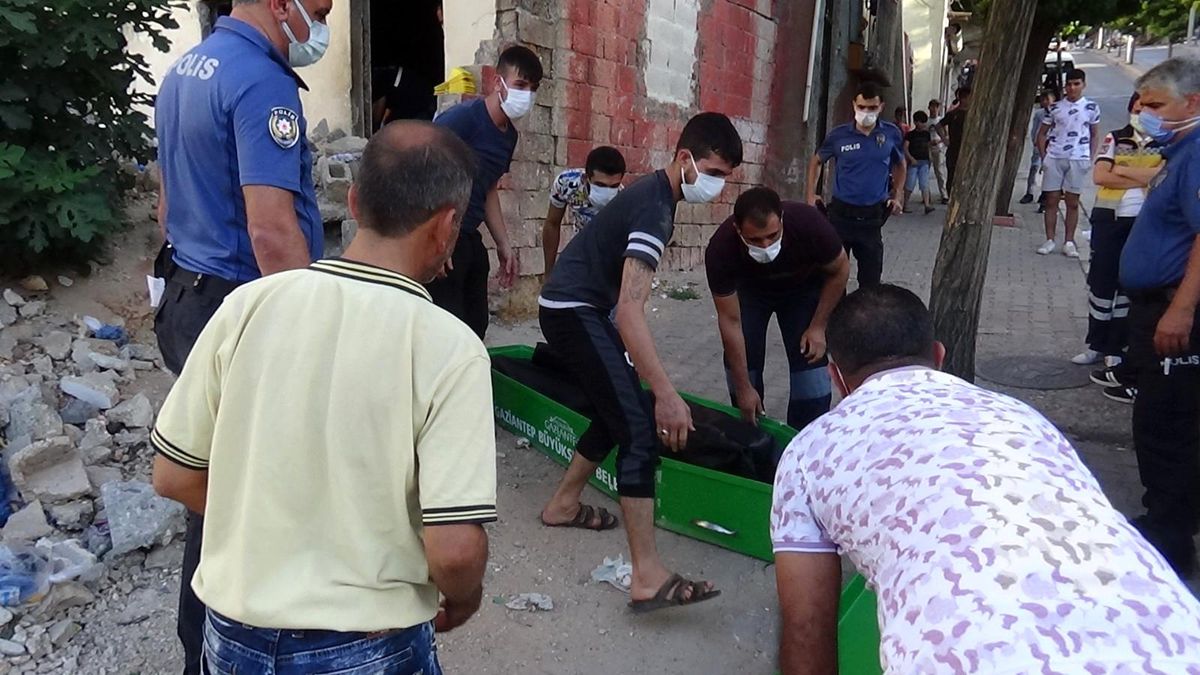 Mahalle halkı fark etti! Yıkılmak üzere olan metruk binada erkek cesedi bulundu