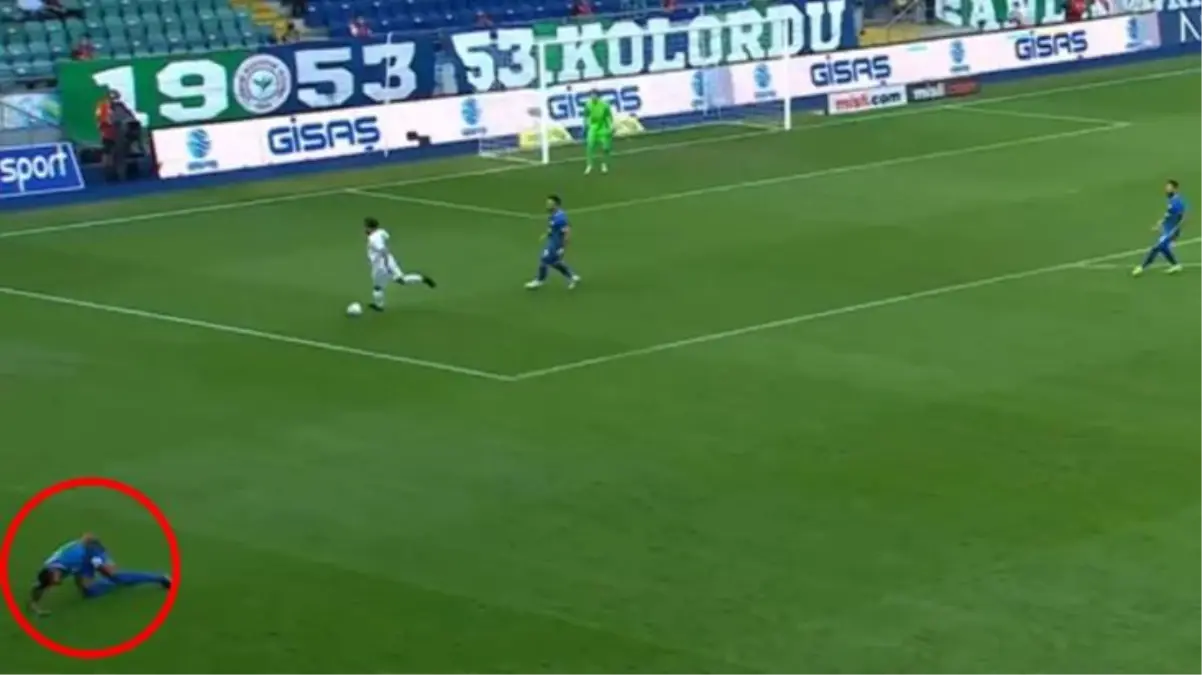 Rakip tribünler 'Helal olsun sana' tezahüratıyla inledi! Altaylı Erhan Çelenk'ten Çaykur Rizespor maçına damga vuran hareket