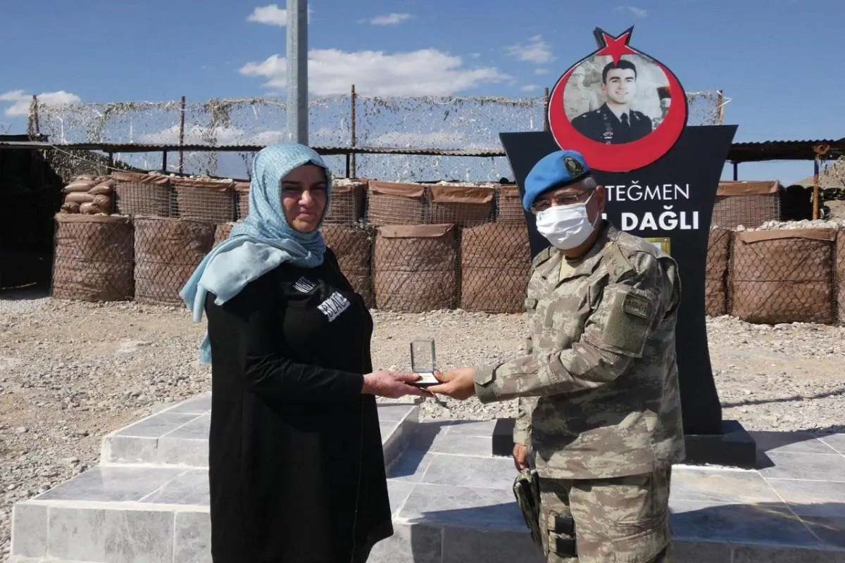 Son dakika haber: Şehit Teğmen Dağlı'nın ailesinden Doğubayazıt'ta oğullarının adını taşıyan karakola ziyaret