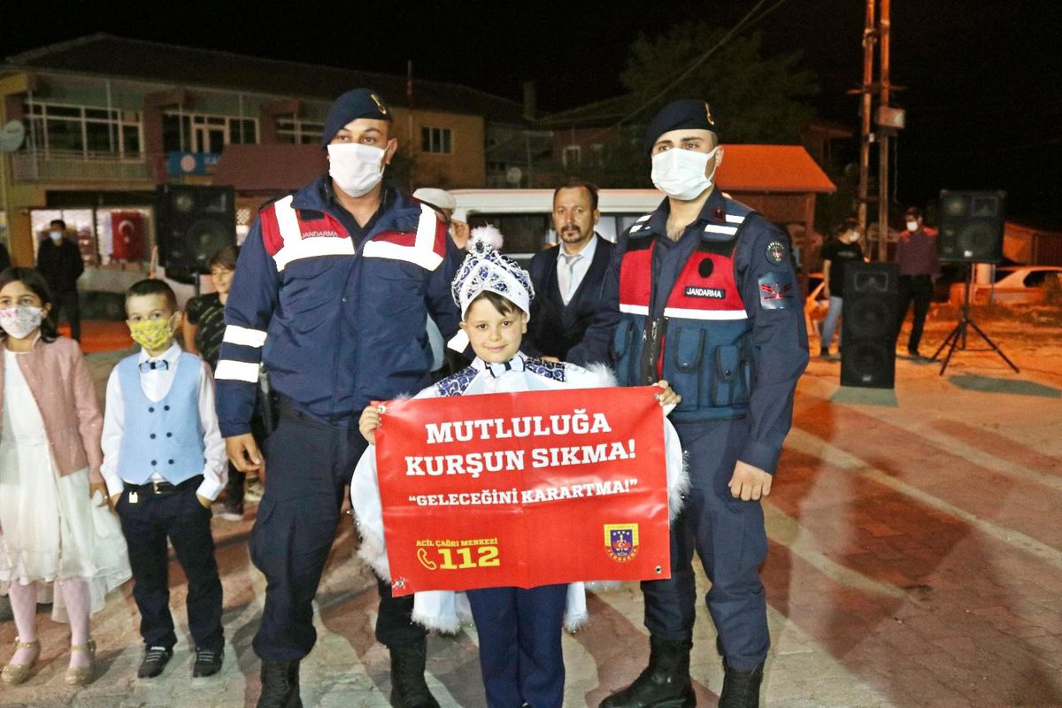 Son dakika haberleri... Seyitgazi İlçe Jandarma Komutanlığı düğün ziyaretlerine eli boş gitmiyor