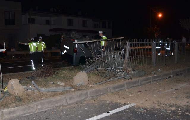 Takla atıp karşıya geçen minibüs devrildi: 3'ü çocuk 5 yaralı Takla atıp karşıya geçen minibüs devrildi: 3'ü çocuk 5 yaralı