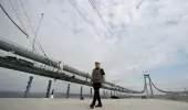 Ulaştırma ve Altyapı Bakanı Adil Karaismailoğlu, yapımı süren 4 bin 608 metre uzunluğundaki 1915 Çanakkale Köprüsü'nün 'kedi yolu'ndan yürüyerek...