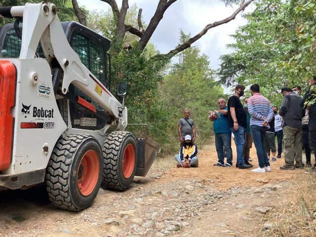 Validebağ Korusu'na sabah saatlerinde iş makineleri girdi, gönüllülerle görevliler arasında arbede yaşandı Validebağ Korusu'na sabah saatlerinde iş makineleri girdi, gönüllülerle görevliler arasında arbede yaşandı