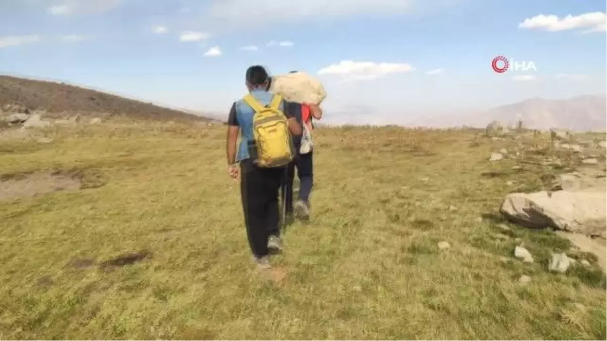 Yüksekovalı dağcılar, dağda buldukları oğlağı sırtlarında taşıyıp sahibine teslim ettiler