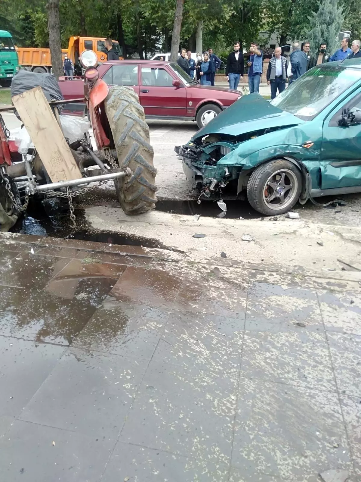 Son dakika... Zincirleme kazada traktör ikiye bölündü: 3 yaralı