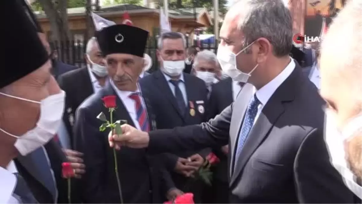 Bakan Gül: 'Bir tek terörist kalmayıncaya kadar onları o kazdıkları çukurlara gömeceğiz'