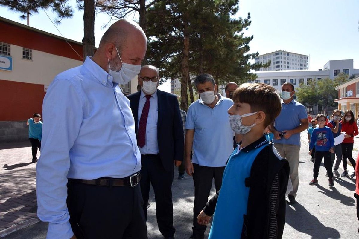 Başkan Çolakbayrakdar'dan yapımı devam eden okulda inceleme
