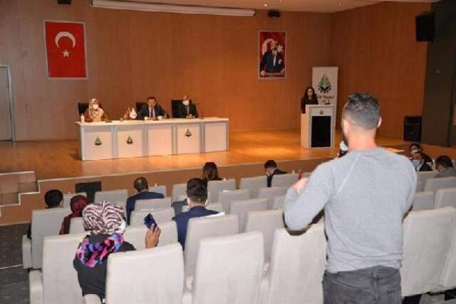 Bolu Valisi Ahmet Ümit'ten kentteki göçmenlere uyarı: Kadınlara karşı sabit bakışlardan uzak durun