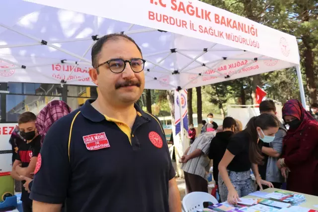 Lise öğrencileri velilerinin onayıyla aşı oluyor
