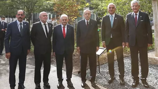 New York'un göbeğinde sergileniyor! Göbeklitepe dikilitaşını ziyaret eden Erdoğan, çektirdiği kareyi sosyal medyada paylaştı