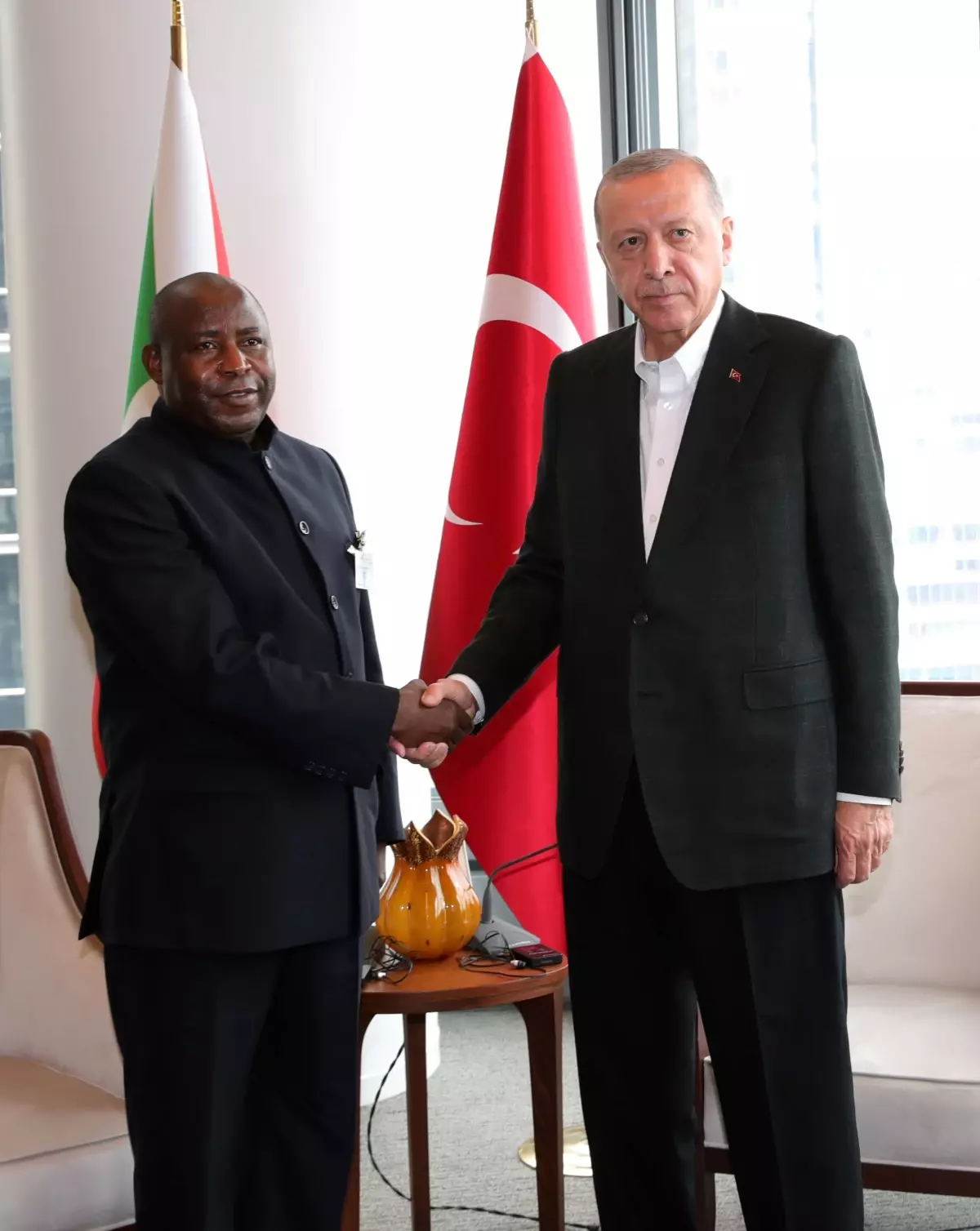 Cumhurbaşkanı Erdoğan, New York'ta Burundi Cumhurbaşkanı Ndayishimiye ile bir araya geldi
