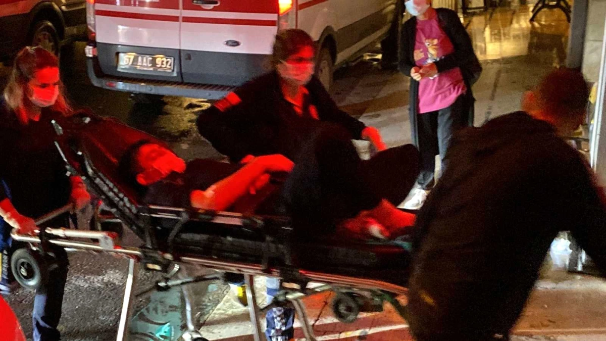 Otobüs durağında kanlar içinde bulunan adam hastaneye kaldırıldı