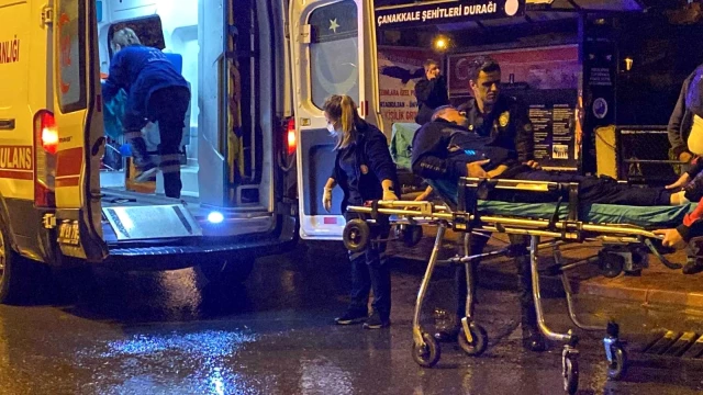 Otobüs durağında kanlar içinde bulunan adam hastaneye kaldırıldı