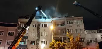 Şişli: Eyüpsultan'da bir binanın çatısı alev alev yandı, mahalle sakinleri sokağa döküldü Şişli: Eyüpsultan'da bir binanın çatısı alev alev yandı, mahalle sakinleri sokağa döküldü