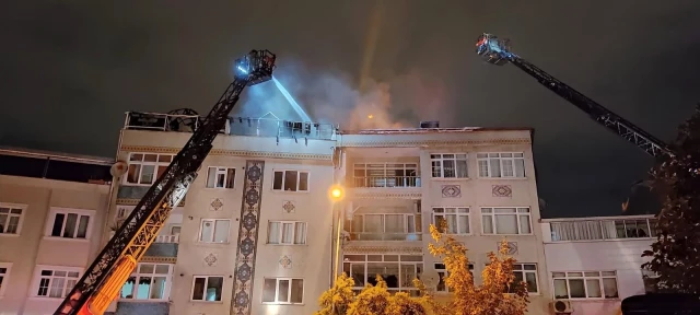 Eyüpsultan'da bir binanın çatısı alev alev yandı, mahalle sakinleri sokağa döküldü
