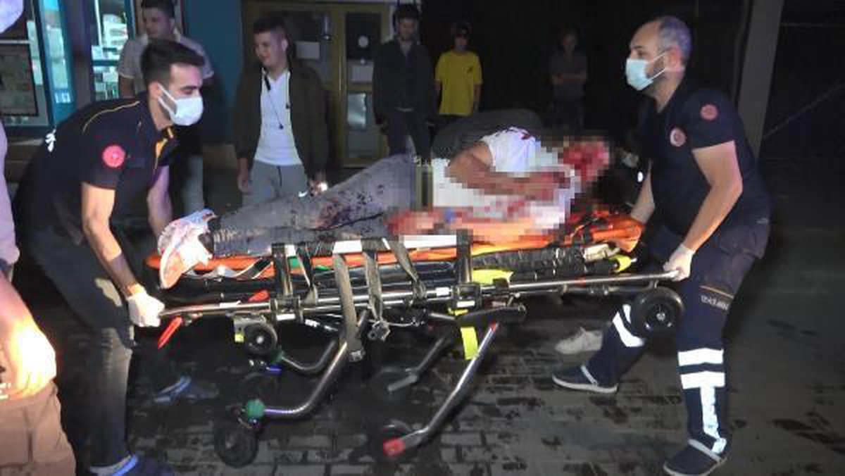 Hafif ticari araç park halindeki otobüse çarptı: 1'i ağır 3 yaralı - Vimarsana News