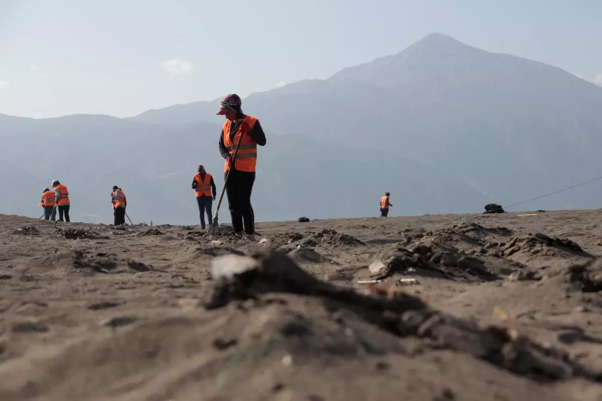Sahilde Suriye kaynaklı petrol sızıntısının temizlik çalışmaları sürüyor