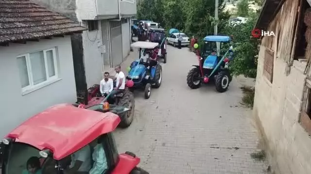 Traktörlerden oluşan sünnet konvoyu renkli görüntülere sahne oldu