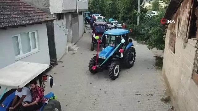 Traktörlerden oluşan sünnet konvoyu renkli görüntülere sahne oldu