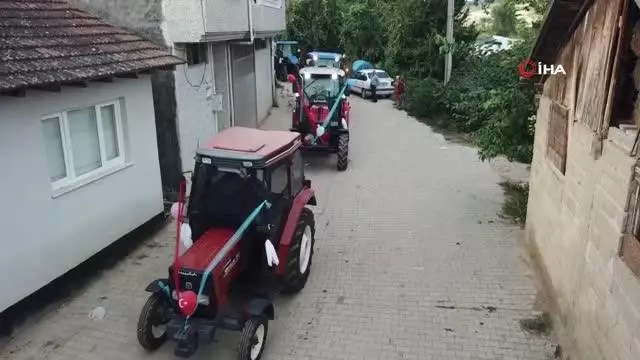 Traktörlerden oluşan sünnet konvoyu renkli görüntülere sahne oldu