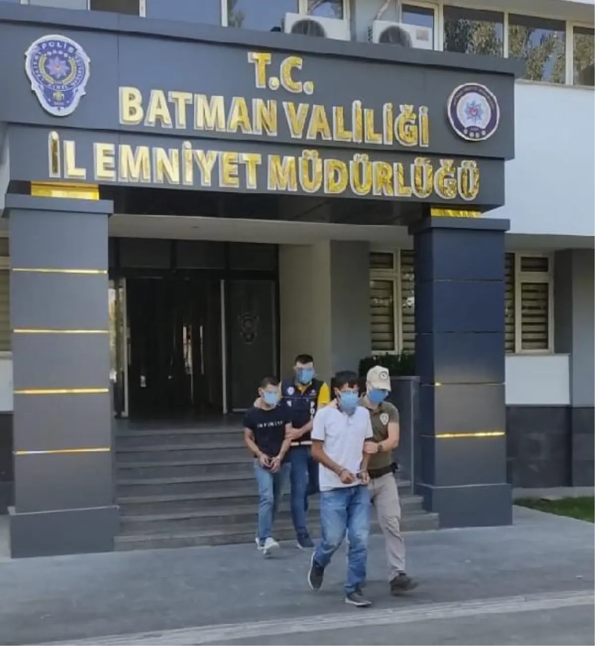 İnşaattan atarak ölümüne sebep oldukları köpeği gömerken yakalandılar