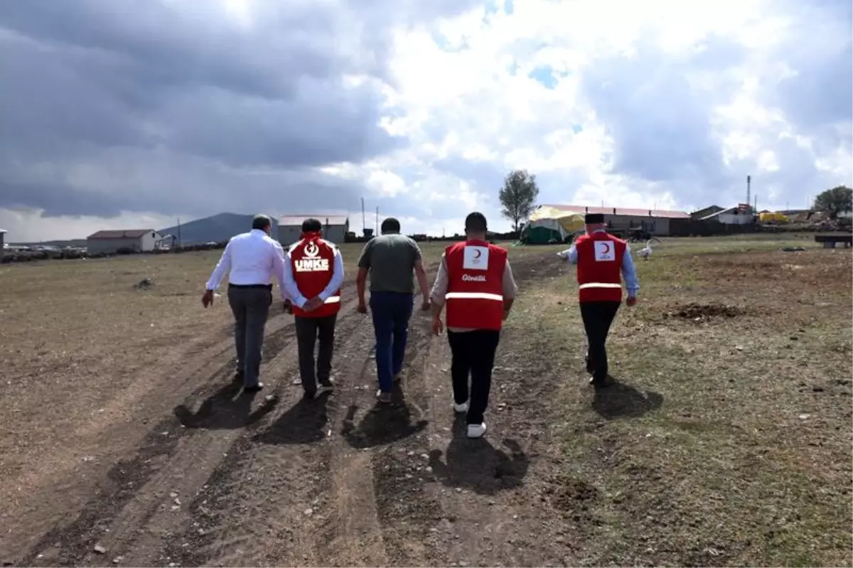 Kars'ta sağlık ekipleri, köylerde vatandaşlara koronavirüs aşılarını yapmak için kapı kapı dolaşıyor