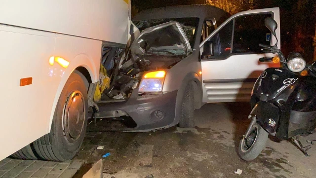 Kontrolden çıkan otomobil park halindeki otobüse arkadan çarptı: 1 ağır, 3 yaralı