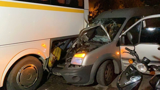 Kontrolden çıkan otomobil park halindeki otobüse arkadan çarptı: 1 ağır, 3 yaralı