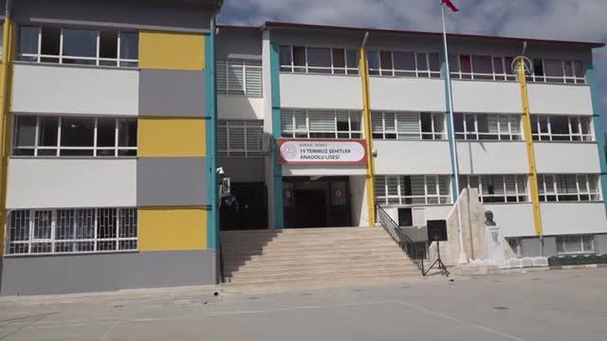 Lise öğrencileri velilerinin onayıyla aşı oluyor