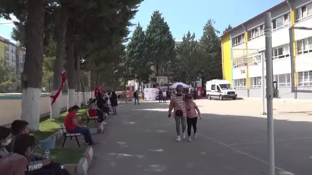 Lise öğrencileri velilerinin onayıyla aşı oluyor