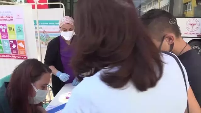 Lise öğrencileri velilerinin onayıyla aşı oluyor
