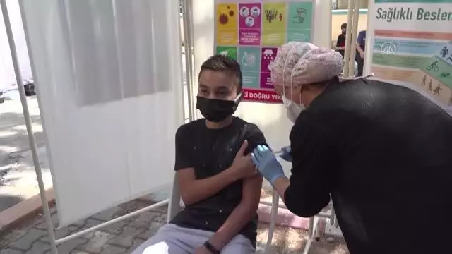 Lise öğrencileri velilerinin onayıyla aşı oluyor