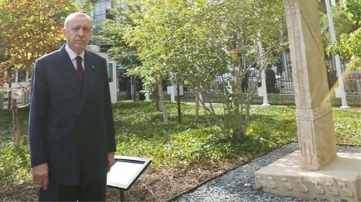 New York'un göbeğinde sergileniyor! Göbeklitepe dikilitaşını ziyaret eden Erdoğan, çektirdiği kareyi sosyal medyada paylaştı